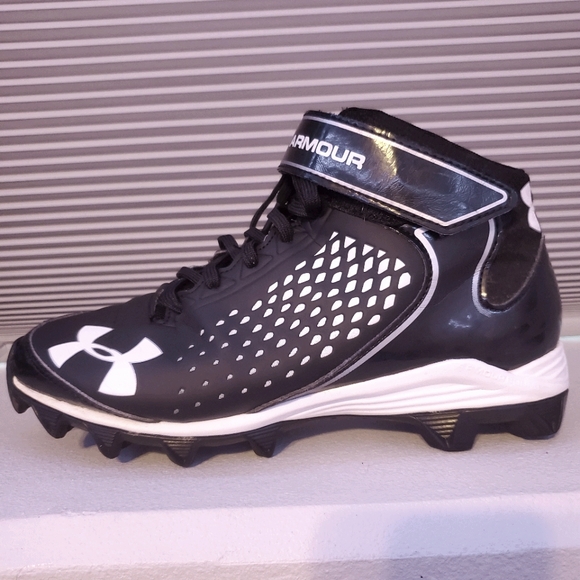 Under Armour youth football cleats - Picture 1 of 7